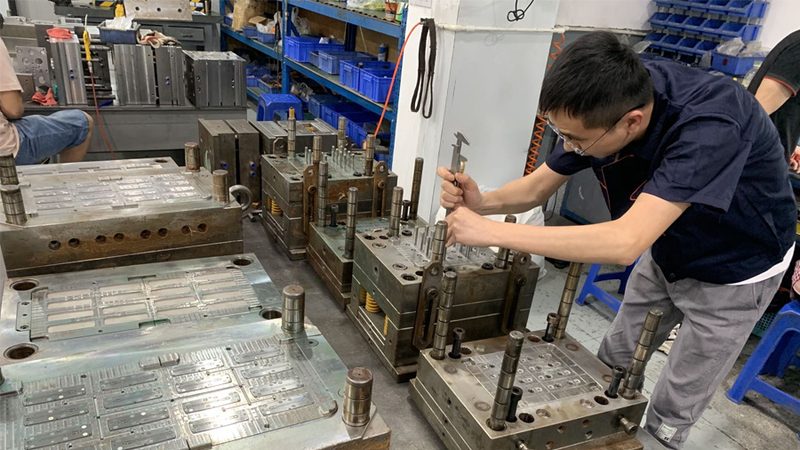 揭秘吹塑模具：十大品牌背后的技术奥秘
